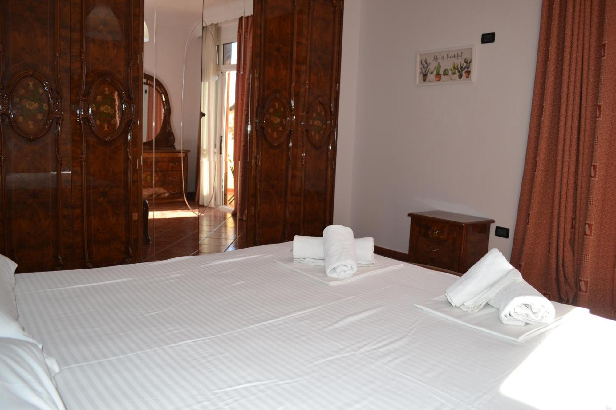 Central 5 Bedrooms Apartment Partial Seaview Vlorë Eksteriør bilde